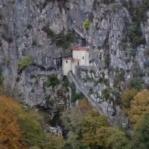 Visita alla grotta e chiesa di San Giovanni d'Antro