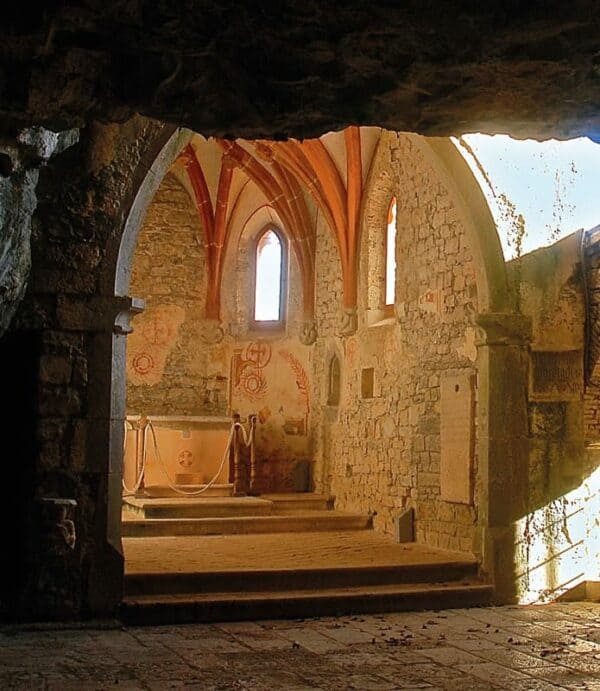 Visita alla grotta e chiesa di San Giovanni d'Antro - Image 4